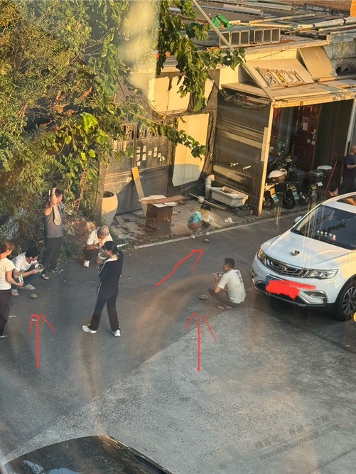 又在路边地上干饭